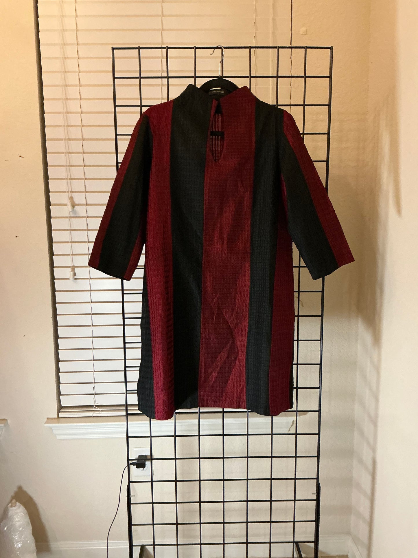 Vivek Narang Black & Burgundy Textured Silk Dress – Vintage Designer