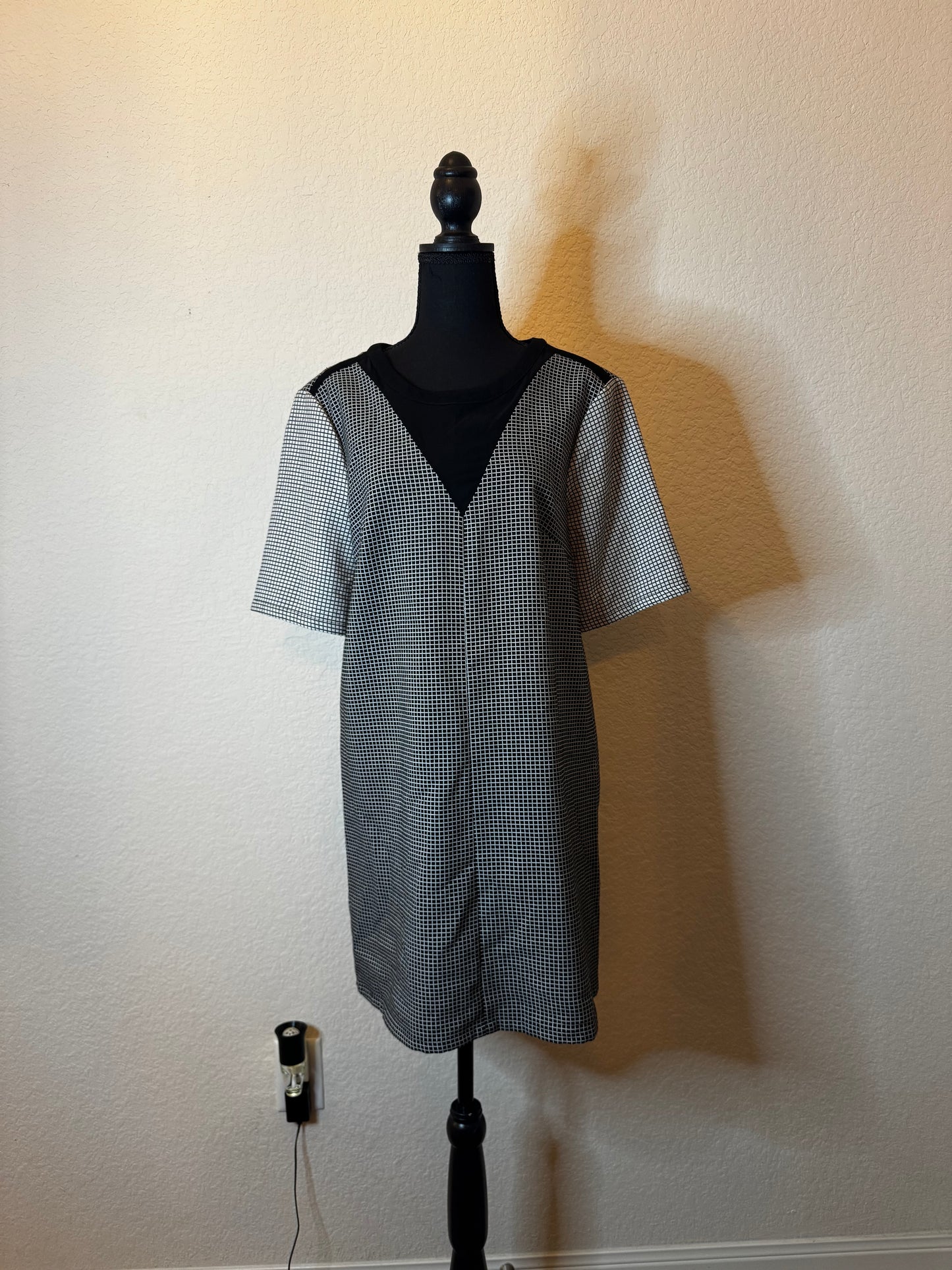 BCBGeneration Black & White Grid Shift Dress – Size M